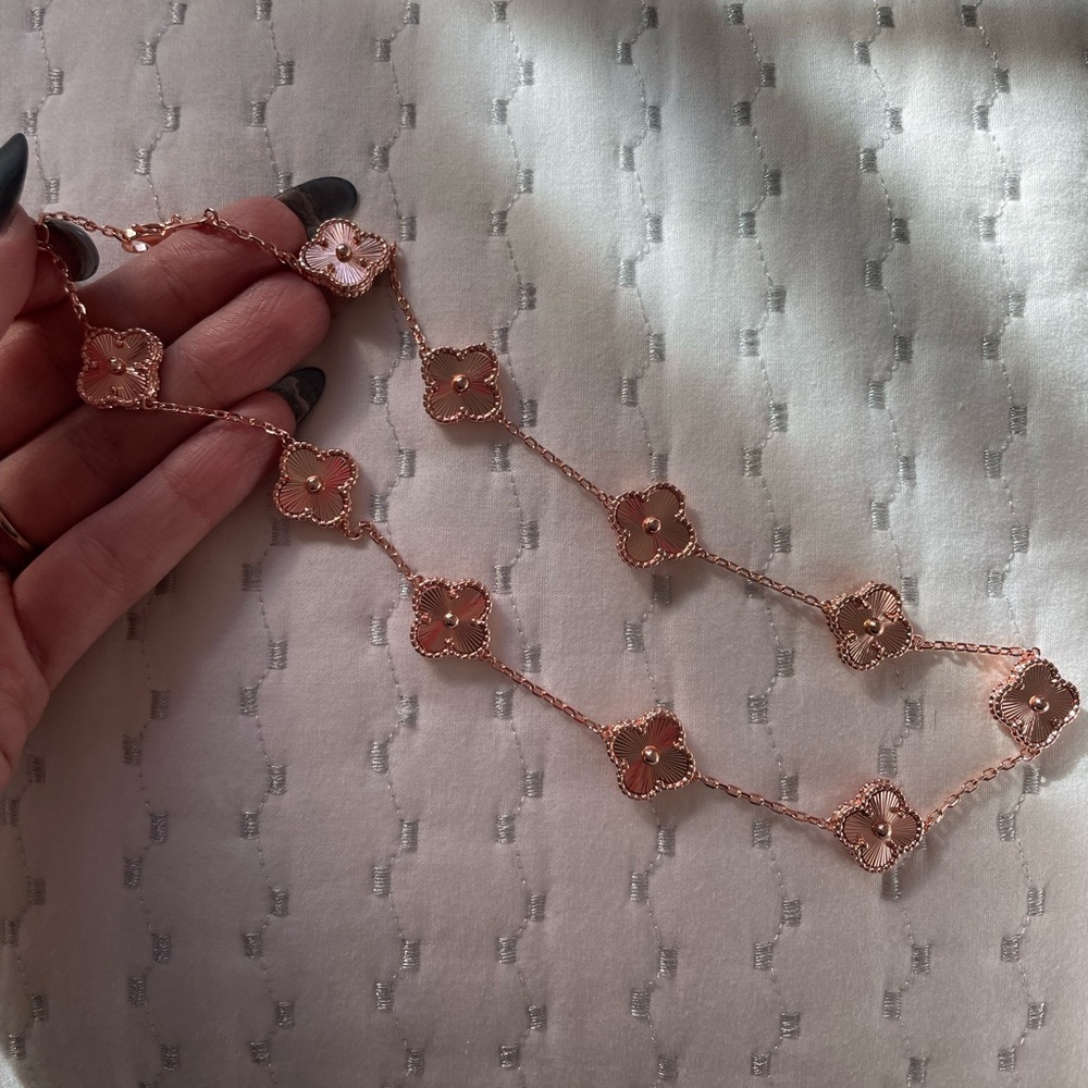 Clover rose gold necklace
